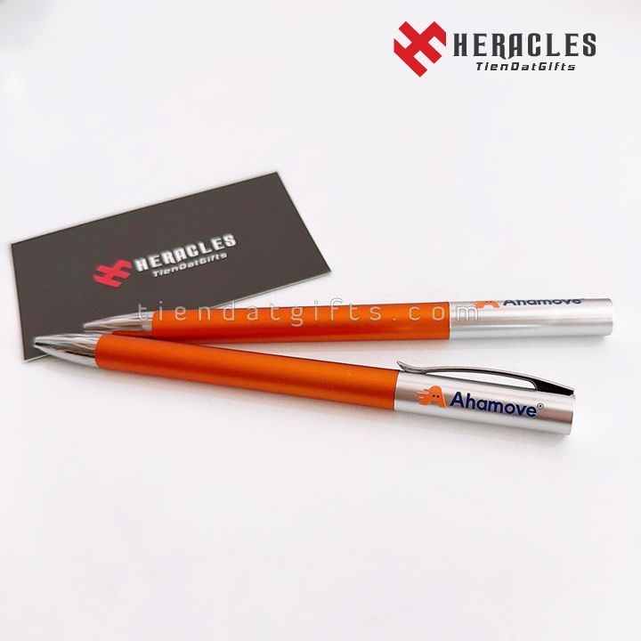 Sổ Tay In Logo Giá Rẻ – Sổ Tay Lò Xo A5 & Bút Bi Quà Tặng Doanh Nghiệp Ahamove Bút bi in logo Ahamove đồng bộ với sổ tay thương hiệu