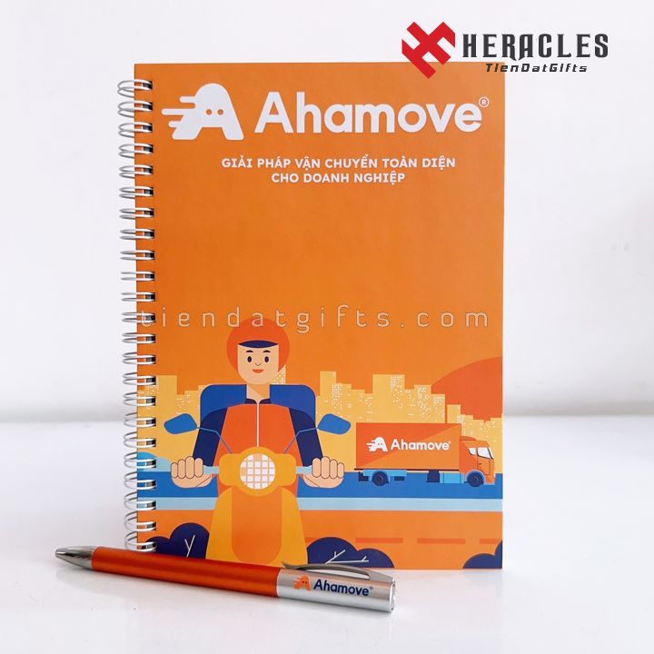 Sổ Tay In Logo Giá Rẻ – Sổ Tay Lò Xo A5 & Bút Bi Quà Tặng Doanh Nghiệp Ahamove Combo sổ tay và bút in logo theo yêu cầu làm quà tặng sự kiện
