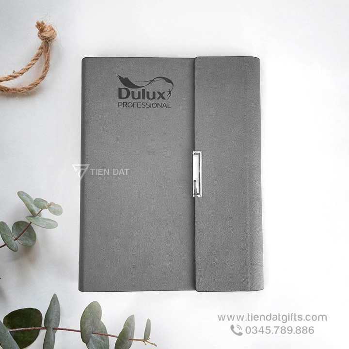 Sổ Tay In Logo Công Ty – Sổ Da Bìa Còng Cao Cấp Làm Quà Tặng Doanh Nghiệp DULUX 9 Giftset sổ bút cao cấp gồm sổ da bìa còng in logo công ty và bút gỗ khắc tên, quà tặng doanh nghiệp sang trọng