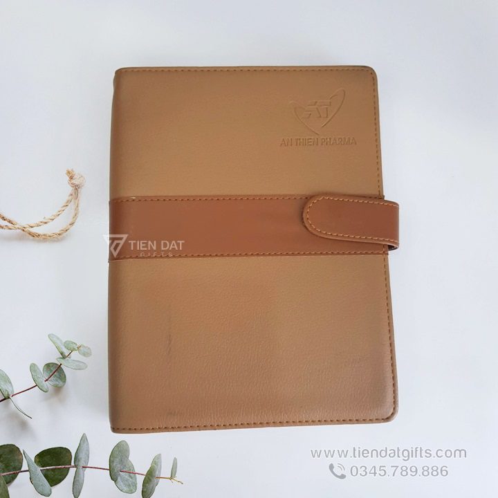 Sổ Tay Quà Tặng – Sổ Da Bìa Còng Cao Cấp In Logo Doanh Nghiệp (An Thiên Pharma) 11 sổ tay quà tặng khắc tên, sổ gỗ vintage in logo, sổ tay handmade độc đáo, quà tặng sinh nhật ý nghĩa