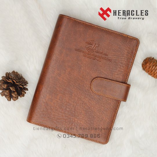 Đặt In Sổ Tay Theo Yêu Cầu – Sổ Da Bìa Còng Cao Cấp Dập Logo Công Ty Hiệp Phát HPC 16 Sổ tay văn phòng in logo, ruột in offset, bìa PU cao cấp, quà tặng chuyên nghiệp cho doanh nghiệp