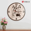 Đồng Hồ Gỗ Treo Tường Hình Tròn Khắc Tên - Quà Tặng Tri Ân Thầy Cô Giáo, Quà Sinh Nhật Ý Nghĩa 53 Đồng hồ gỗ treo tường tròn khắc ảnh gia đình 5 người, kỷ niệm 25 năm ngày cưới (hôn phối).