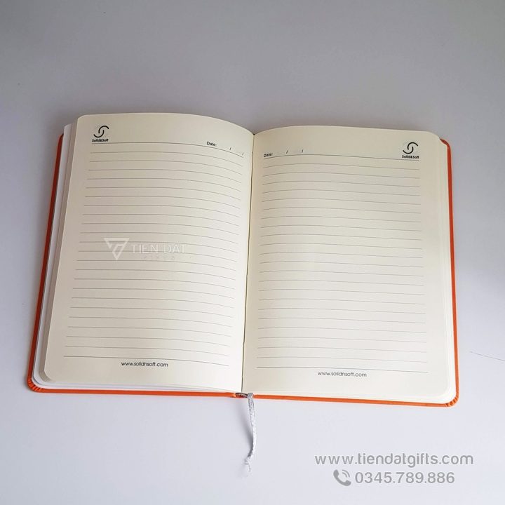 Sổ tay dập logo công ty trên bìa da Simili, phù hợp làm quà tặng tri ân khách hàng và đối tác. Sổ tay Simili quà tặng sự kiện, ruột sổ in ấn nội dung quảng cáo và logo Solid&Soft, cam kết chất lượng.