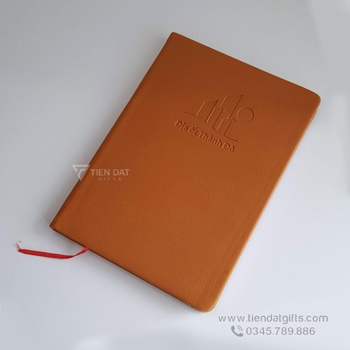 Ảnh chụp sổ tay Simili tại xưởng, quy trình sản xuất sổ tay quà tặng, cung cấp giá tận gốc khi in logo theo yêu cầu. Dịch vụ in ấn sổ tay số lượng lớn, cam kết chất lượng da Simili và độ sắc nét khi dập logo công ty.