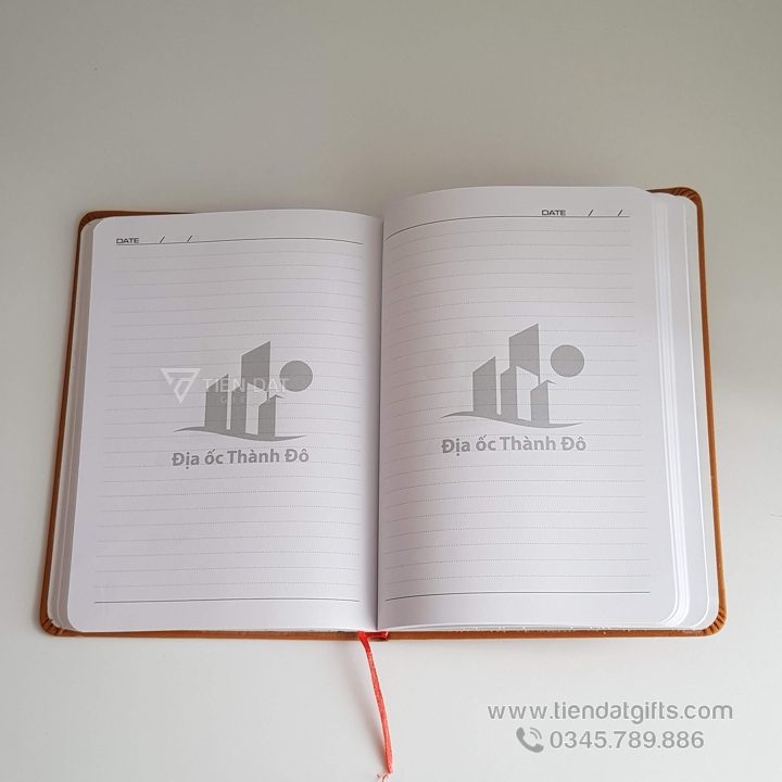 Chi tiết đường may và góc bo tròn của sổ tay bìa da Simili, thể hiện sự tỉ mỉ khi làm quà tặng doanh nghiệp cao cấp. Xưởng sản xuất sổ tay bìa Simili quy mô lớn, đáp ứng nhu cầu in sổ tay theo yêu cầu số lượng lớn cho các tập đoàn.