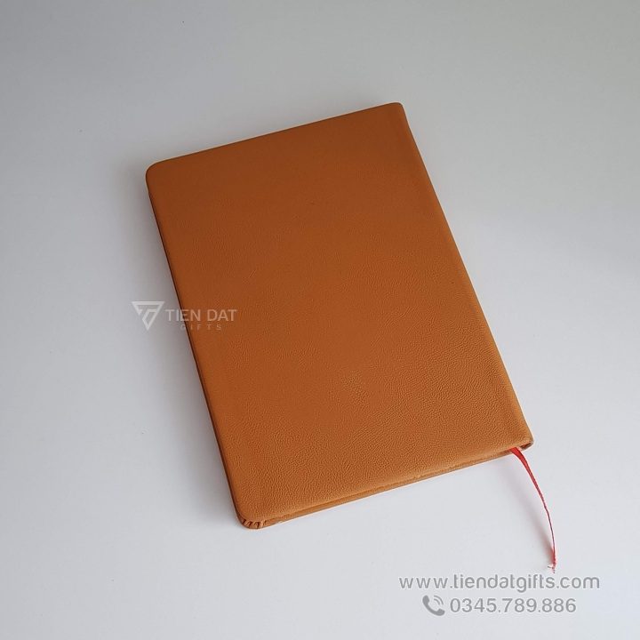 Trang cuối của sổ tay có in thông tin liên hệ và mã QR code của công ty, tối ưu hóa khả năng quảng bá thương hiệu. Sổ tay Simili màu cam nổi bật, phù hợp làm quà tặng sự kiện cho ngành công nghệ hoặc bất động sản, in sổ tay theo yêu cầu trọn gói.