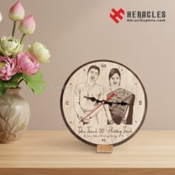 Đồng hồ gỗ tròn để bàn in hình chân dung cặp đôi Trần Thanh và Phương Trinh, khắc tên theo yêu cầu, quà tặng đám cưới kỷ niệm ý nghĩa, phong cách vintage decor bàn làm việc.