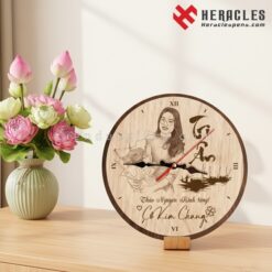 Đồng hồ gỗ để bàn cao cấp khắc chữ 