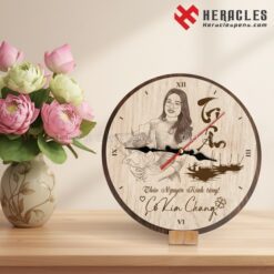 Đồng hồ gỗ để bàn được đóng gói trong hộp quà cao cấp, món quà tặng 20/11 tri ân thầy cô, nâng tầm giá trị và sự trang trọng của món quà.