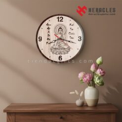 Đồng hồ gỗ khắc Phật – Quà tặng phong thủy mang lại Bình An và May Mắn 2 Đồng Hồ Gỗ Treo Tường Phong Thủy hình tròn khắc hình Đức Phật trang nghiêm, đặt trên tủ gỗ cùng bình hoa sen thanh tịnh.
