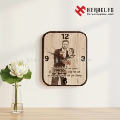 Đồng hồ gỗ quà tặng cưới – Món quà lưu giữ yêu thương theo năm tháng 7 Đồng hồ gỗ treo tường khắc hình chân dung gia đình theo yêu cầu, quà tặng kỷ niệm ngày cưới ý nghĩa, đồng hồ gỗ decor Heracles khắc chữ và hình ảnh cá nhân hóa.