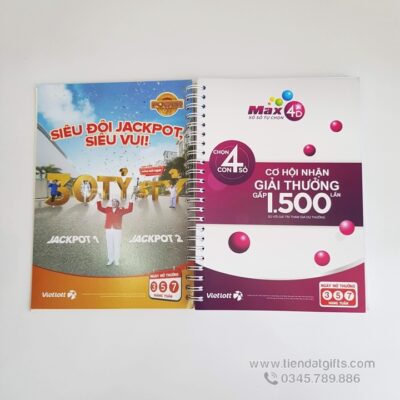 Xưởng chuyên in sổ tay theo yêu cầu cung cấp Sổ Lò Xo A5 bìa cứng, in logo Vietlott nhiều màu sắc.