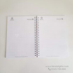 Sổ Lò Xo A5 – Quà Tặng Doanh Nghiệp, In Sổ Tay Theo Yêu Cầu (Công Ty Vietlott) 6 Hình ảnh Sổ Lò Xo A5 nằm trong hộp quà, nâng cao giá trị món quà tặng khách hàng và đối tác.