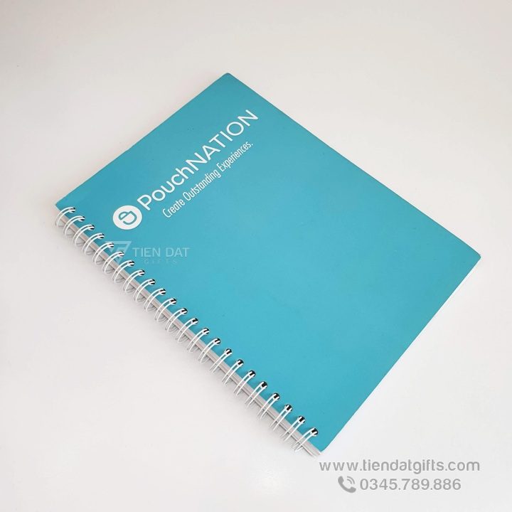 Xưởng In Sổ Tay Lò Xo – Quà Tặng Doanh Nghiệp, Tri Ân Khách Hàng (PouchNation) 4 Sổ tay lò xo bìa cứng màu xanh dương, in logo PouchNation, mẫu in sổ tay lò xo chất lượng cao.