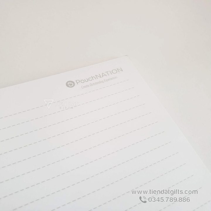 Xưởng In Sổ Tay Lò Xo – Quà Tặng Doanh Nghiệp, Tri Ân Khách Hàng (PouchNation) 5 Cận cảnh in sổ tay lò xo bìa cứng, thể hiện chất lượng giấy và độ bền của bìa sổ.