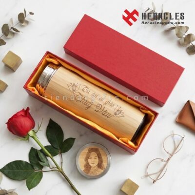 Bình giữ nhiệt vỏ tre khắc tên tri ân cô giáo Thúy Vân kèm hộp quà đỏ sang trọng làm quà tặng kỷ niệm ngày Nhà giáo Việt Nam 20/11 ý nghĩa và độc đáo nhất.