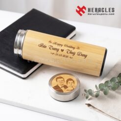 Bình giữ nhiệt vỏ tre cao cấp khắc tên Bảo Trung Thùy Dung và ngày kỷ niệm đám cưới 11-12-2020 cực kỳ tinh xảo sắc nét làm quà tặng kỷ niệm độc đáo nhất.