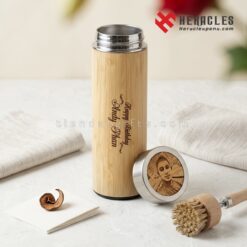 Bình giữ nhiệt vỏ tre cao cấp khắc tên Andy Phan và in hình cá nhân lên nắp bình làm quà tặng sinh nhật ý nghĩa, độc đáo, thiết kế tinh xảo từ Heracles.