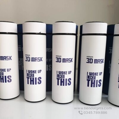 Cận cảnh bộ đôi bình giữ nhiệt thông minh Heracles màu trắng và xanh đen có in thông điệp I Woke Up Like This cùng nắp Led cảm ứng đo nhiệt độ nước chuẩn.