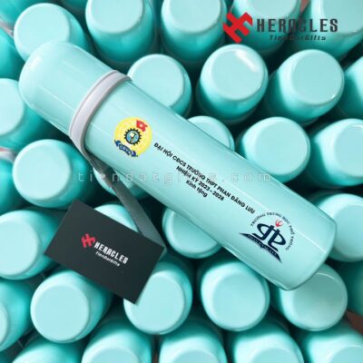 Cận cảnh bình giữ nhiệt Lafonte màu xanh in logo Trường THPT Phan Đăng Lưu khắc tên Thầy Hồ Nguyên Hạ, giải pháp quà tặng đại hội chuyên nghiệp và độc đáo 2026.
