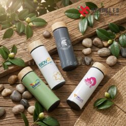 Xưởng in bình giữ nhiệt theo yêu cầu chuyên nghiệp, in logo lên bình giữ nhiệt màu trắng và xám nắp gỗ tinh tế làm quà tặng quảng cáo thương hiệu giá rẻ.