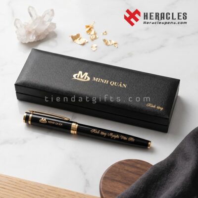 Một món quà có thể mua ở bất kỳ đâu sẽ không thể so sánh với một món quà được thiết kế riêng cho người nhận. Với bút khắc tên, bạn có thể: Khắc tên người nhận Khắc lời chúc Khắc ngày kỷ niệm Khắc logo doanh nghiệp