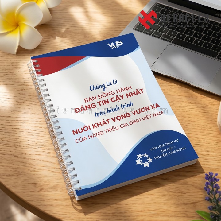 Mẫu sổ tay lò xo A5 in logo Trung tâm Anh ngữ VUS thiết kế bìa đỏ chuyên nghiệp làm quà tặng học viên giúp quảng bá thương hiệu giáo dục hiệu quả cao nhất.