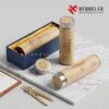 Bình Giữ Nhiệt Gỗ Khắc Logo – Quà Tặng Doanh Nghiệp Cao Cấp, Sang Trọng 6 Bình giữ nhiệt gỗ khắc logo cao cấp làm quà tặng doanh nghiệp sang trọng tinh tế, vỏ tre tự nhiên thân thiện môi trường khắc laser theo yêu cầu sắc nét.