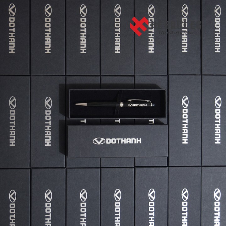 Tư vấn quà tặng bút khắc tên khắc logo theo yêu cầu, nhận bản thiết kế demo trước khi làm, xưởng làm quà tặng doanh nghiệp số lượng lớn uy tín chất lượng.