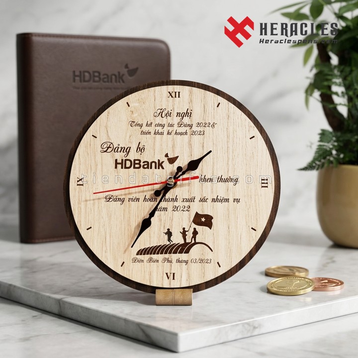 Đồng hồ gỗ khắc tên logo HDBank làm quà tặng đại hội Đảng bộ ý nghĩa, thiết kế tinh xảo với hình ảnh chiến sĩ Điện Biên Phủ và cờ Tổ quốc Việt Nam cao cấp.