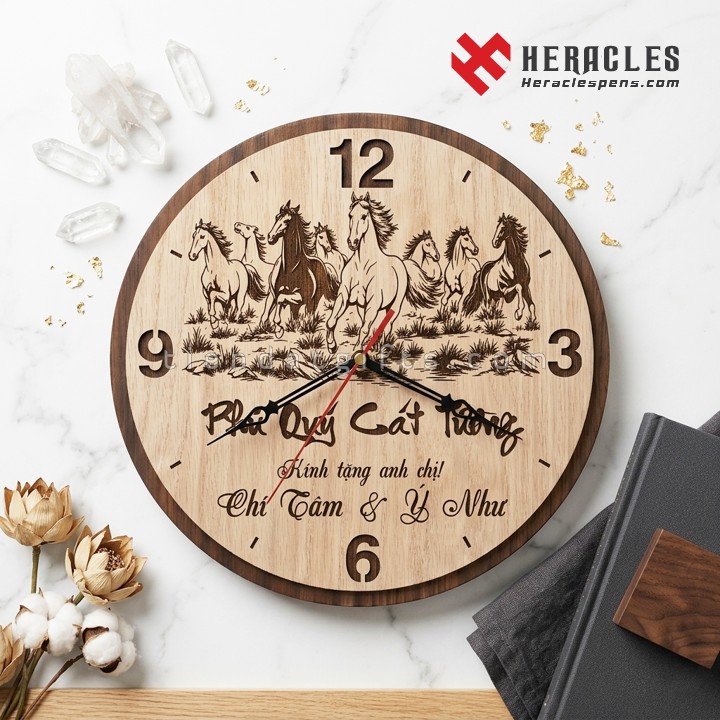 Hình ảnh đồng hồ gỗ khắc chữ thư pháp Mã Đáo Thành Công kèm họa tiết tám con ngựa bát mã truy phong làm quà tặng tân gia và quà tặng khai trương đại cát.