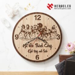 Quà tặng sếp sang trọng với đồng hồ gỗ khắc chữ thư pháp Mã Đáo Thành Công có hình 8 con ngựa vàng mang lại vượng khí và thành công cho người sở hữu nó.