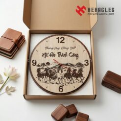Quà tặng tân gia cao cấp đồng hồ gỗ khắc chữ thư pháp Mã Đáo Thành Công cùng họa tiết bát mã truy phong giúp gia đình luôn hạnh phúc và làm ăn phát đạt.