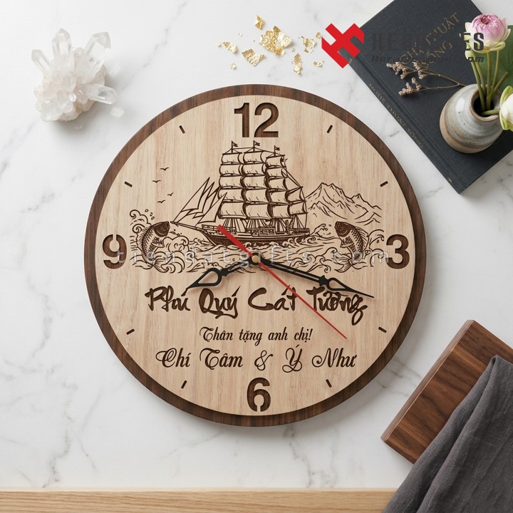 Đồng hồ gỗ Thuận Buồm Xuôi Gió cao cấp khắc hình thuyền buồm tinh xảo là vật phẩm phong thủy mang lại may mắn, tài lộc và sự hanh thông cho mọi gia chủ.