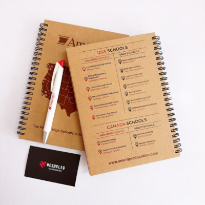 Mẫu sổ giấy Kraft in logo phong cách tối giản đi kèm bút bi tiện lợi là món quà tặng ý nghĩa dành cho nhân viên văn phòng yêu thích phong cách sống xanh.