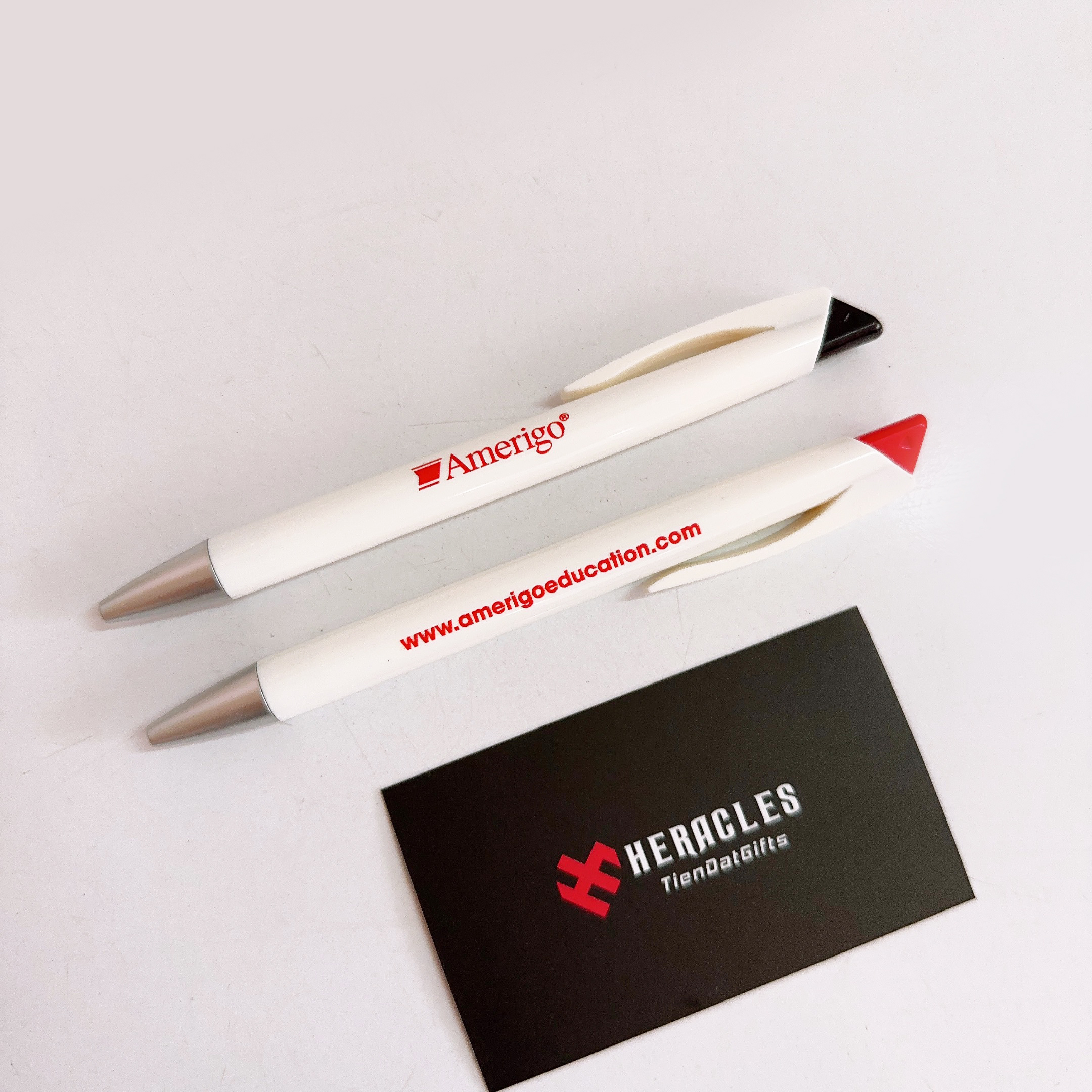 Sổ Giấy Kraft In Logo – Bút Bi In Logo | Quà Tặng Doanh Nghiệp Xu Hướng Xanh, Giá Xưởng 12 Mẫu bút bi in logo thương hiệu sắc nét làm quà tặng doanh nghiệp giá xưởng cực rẻ, thiết kế theo yêu cầu giúp tăng nhận diện thương hiệu chuyên nghiệp nhất