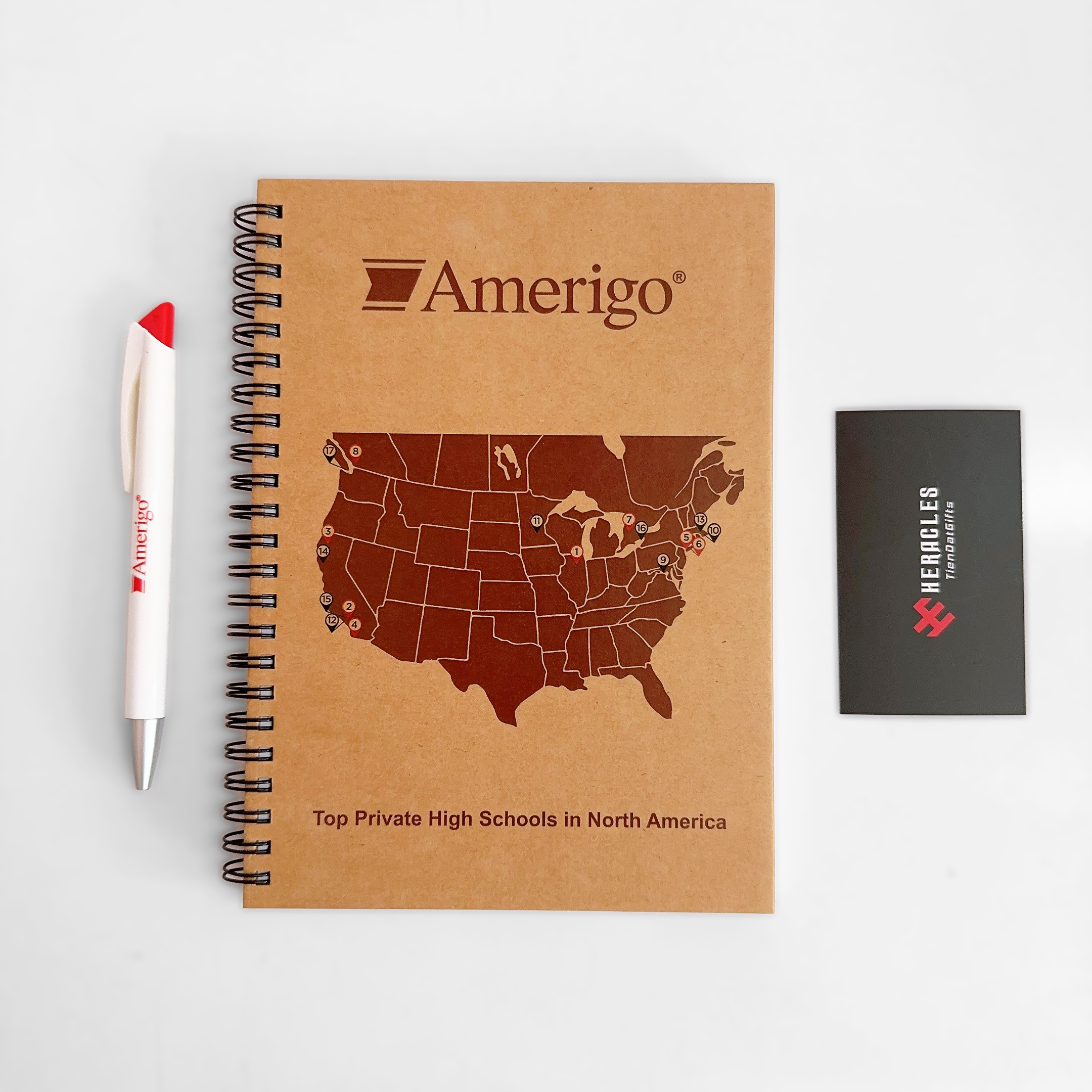 Cận cảnh chất liệu sổ giấy Kraft in logo màu nâu cổ điển kết hợp bút bi tinh xảo tạo ấn tượng mạnh mẽ về sự chuyên nghiệp và ý thức bảo vệ môi trường xanh.