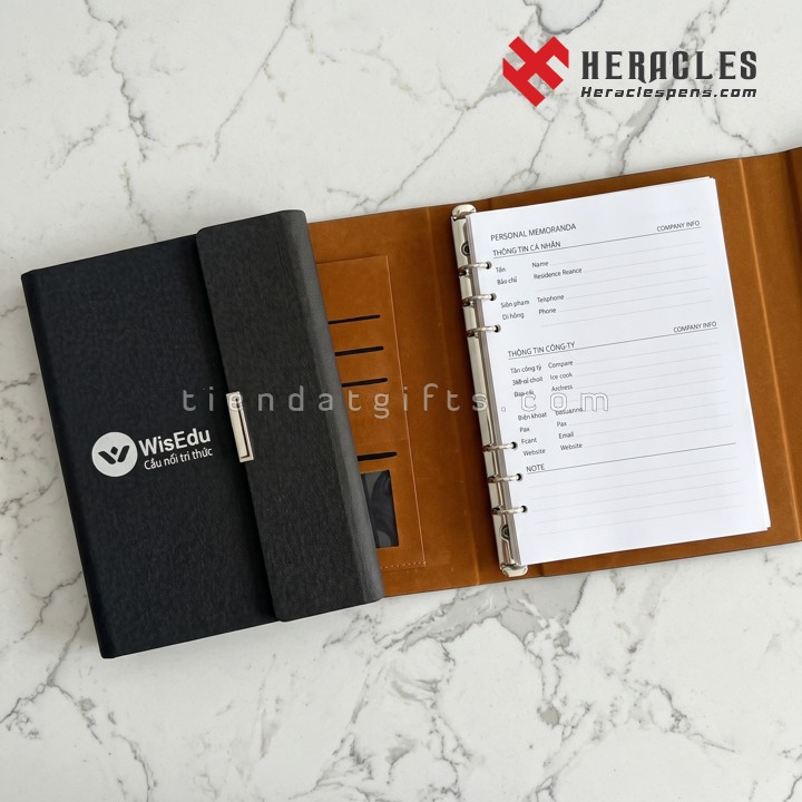 Kỹ thuật ép kim nhũ vàng logo WisEDu trên nền da sổ tay bìa còng gập 3 màu đen tạo hiệu ứng thị giác đẳng cấp giúp tăng độ nhận diện thương hiệu công ty.