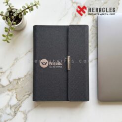 Sổ tay bìa còng gập 3 màu đen cao cấp ép kim logo WisEDu làm quà tặng doanh nghiệp sang trọng với chất liệu da Simili bền bỉ và đường may tinh xảo nhất.