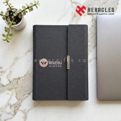 Sổ tay bìa còng gập 3 màu đen cao cấp ép kim logo WisEDu làm quà tặng doanh nghiệp sang trọng với chất liệu da Simili bền bỉ và đường may tinh xảo nhất.