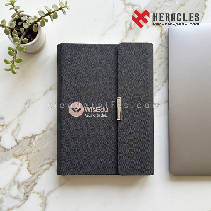 Sổ tay bìa còng gập 3 màu đen cao cấp ép kim logo WisEDu làm quà tặng doanh nghiệp sang trọng với chất liệu da Simili bền bỉ và đường may tinh xảo nhất.