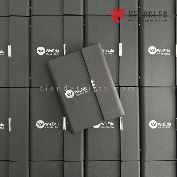 Bộ sưu tập màu sắc sổ tay bìa còng gập 3 WisEDu gồm đen cam đỏ xanh dương tím xanh lá cùng quy cách đóng gói hộp xi lót lụa in logo quà tặng tinh tế.