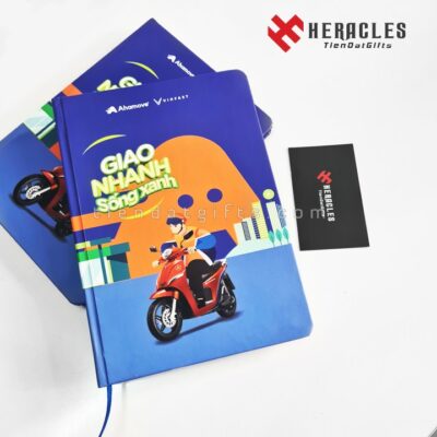 Mẫu sổ tay bồi bìa cứng in logo Ahamove và VinFast cao cấp làm quà tặng doanh nghiệp sang trọng với bìa carton cứng cáp in offset full màu sắc nét nhất.