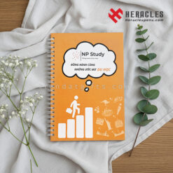 Chất liệu làm sổ bìa cứng in logo đa dạng từ giấy mỹ thuật đến bìa bọc da cao cấp giúp tạo nên những sản phẩm quà tặng doanh nghiệp mang đậm dấu ấn riêng biệt.