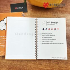 Hình ảnh mẫu sổ bìa cứng in logo phân khúc cao cấp sử dụng giấy vàng chống mỏi mắt rất thích hợp làm quà tặng cho các sếp và lãnh đạo cấp cao của doanh nghiệp.
