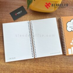 Đặt sản xuất sổ bìa cứng in logo tại xưởng gốc giúp doanh nghiệp tiết kiệm đến 30% chi phí quà tặng mà vẫn đảm bảo được chất lượng sản phẩm tốt nhất thị trường.