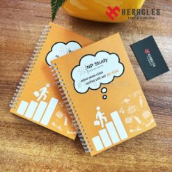 Tổng hợp những mẫu sổ bìa cứng in logo bán chạy nhất năm nay với thiết kế tối giản nhưng hiện đại mang lại hiệu quả truyền thông vượt trội cho các doanh nghiệp lớn.