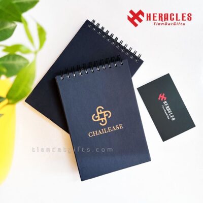 Sản phẩm sổ tay kích thước A6 nhỏ gọn in logo Chailease là món quà tặng doanh nghiệp ý nghĩa từ xưởng sản xuất sổ lò xo chuyên nghiệp theo đúng yêu cầu.