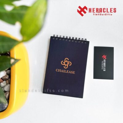 Chi tiết mẫu sổ lò xo A6 in logo Chailease với gáy lò xo chắc chắn là giải pháp quà tặng doanh nghiệp độc đáo được thực hiện bởi xưởng sản xuất uy tín.