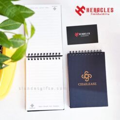 Mẫu sổ tay A6 in logo Chailease được sản xuất trực tiếp tại xưởng chuyên nghiệp làm quà tặng doanh nghiệp cao cấp với thiết kế lò xo vô cùng bền đẹp.